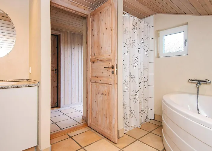 6 Person In Oksbol-by Traum